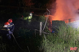 Xe đầu kéo bốc cháy trên quốc lộ 1A, tài xế tử vong 