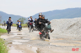 Đường giao thông chằng chịt "ổ gà", người dân vất vả lưu thông 