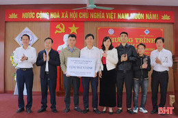 Quỹ Thiện Tâm Vingroup tặng 17 máy tính cho trường học vùng lũ Hà Tĩnh
