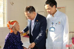 Lãnh đạo Đoàn ĐBQH tỉnh tặng quà Tết tại Trung tâm Y tế Đức Thọ
