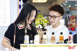 Valentine cận Tết: Thị trường quà tặng thêm ngọt ngào