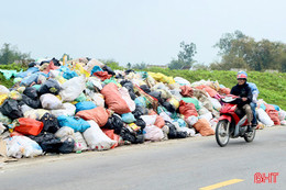 Rác thải chất đống trên tuyến đê La Giang 