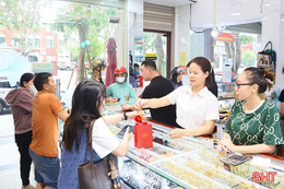 Vàng vượt mốc 13 triệu đồng/chỉ, thị trường Hà Tĩnh sôi động cả hai chiều mua – bán