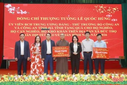 Thượng tướng Lê Quốc Hùng trao quà Tết cho các hoàn cảnh khó khăn tại Đức Thọ
