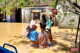 Người dân vùng hạ du sông La chật vật trong nước lũ 