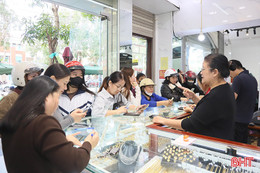 Vì sao giá vàng thế giới vượt mốc 4.500 USD/ounce, thị trường Hà Tĩnh vẫn “cầm chừng”?