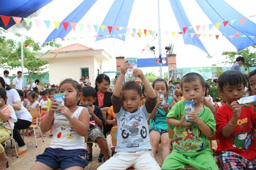 Nhờ có chương trình sữa học đường mà tỷ lệ trẻ em bị suy dinh dưỡng đã được cải thiện.