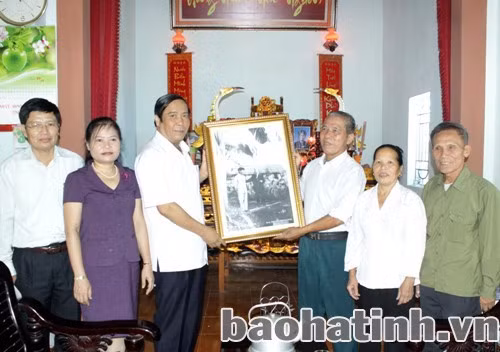 Bí thư Tỉnh ủy Nguyễn Thanh Bình trao tặng bức ảnh Bác Hồ về thăm Hà Tĩnh cho gia đình cố Bí thư Trần Hữu Thiều...