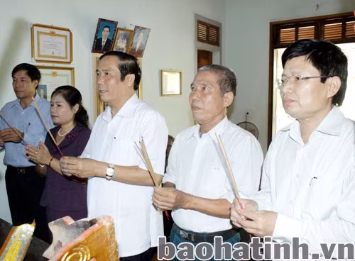 ... dâng hương trước bàn thờ của cố Bí thư Trần Hữu Thiều
