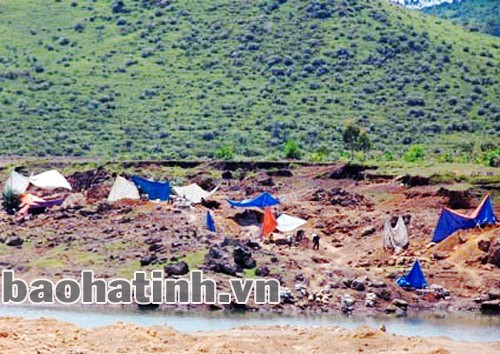 Khai thác quặng trái phép khu vực lòng hồ Vực Trống. Ảnh: tư liệu