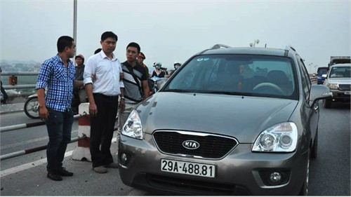 Ông Tường bên cầu Thanh Trì, nơi vứt xác nạn nhân - Ảnh tư liệu