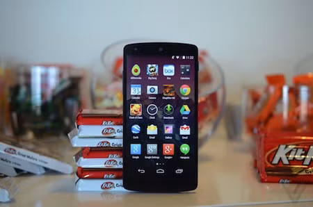 Android 4.4 KitKat cũng được Google chính thức ra mắt đồng thời với điện thoại Nexus 5. Android 4.4 KitKat cũng được Google chính thức ra mắt đồng thời với điện thoại Nexus 5.