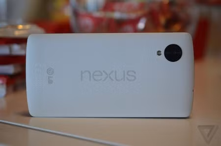 Cận cảnh mặt sau của phiên bản Nexus 5 màu trắng. Cận cảnh mặt sau của phiên bản Nexus 5 màu trắng.