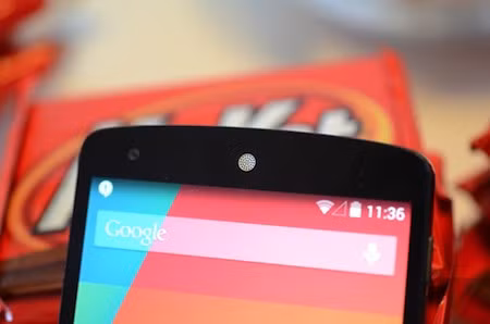 Thiết kế của Nexus 5 vẫn được uốn cong ở các cạnh của thân máy nhưng đường uốn nhẹ hơn so với Nexus 4. Thiết kế của Nexus 5 vẫn được uốn cong ở các cạnh của thân máy nhưng đường uốn nhẹ hơn so với Nexus 4.