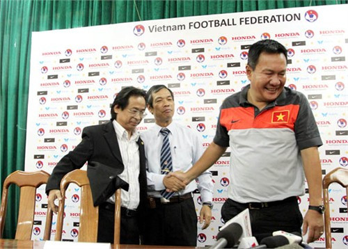 TTK VFF Ngô Lê Bằng (giữa) cho biết hiện tại VFF vẫn bỏ ngỏ khả năng để HLV Hoàng Văn Phúc tiếp tục dẫn dắt ĐT U23 Việt Nam ở SEA Games 27. Ảnh: VSI