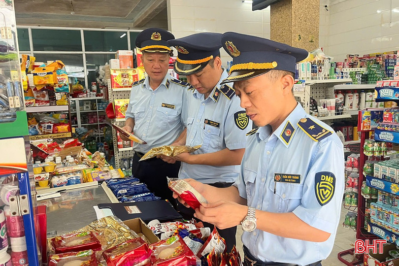 Lực lượng QLTT Hà Tĩnh tập trung kiểm tra các cửa hàng bán bánh trung thu trên địa bàn.