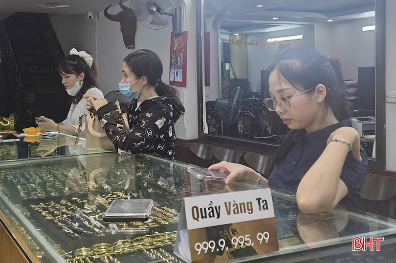 Giá vàng biến động mạnh trong thời gian gần đây đã kéo theo nhu cầu đầu tư vào mặt hàng kim quý này gia tăng.