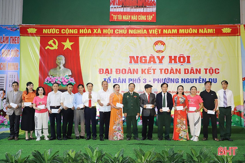 Dịp này, Ban công tác mặt trận tổ dân phố 3 biểu dương, khen thưởng các tập thể, cá nhân có thành tích xuất sắc trong xây dựng cộng đồng khu dân cư.