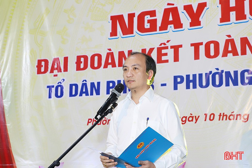 Phó Chủ tịch UBND thành phố Nguyễn Duy Đức chúc mừng ngày hội.