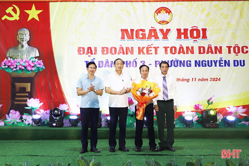 Lãnh đạo cấp tỉnh tặng hoa chúc mừng ngày hội.