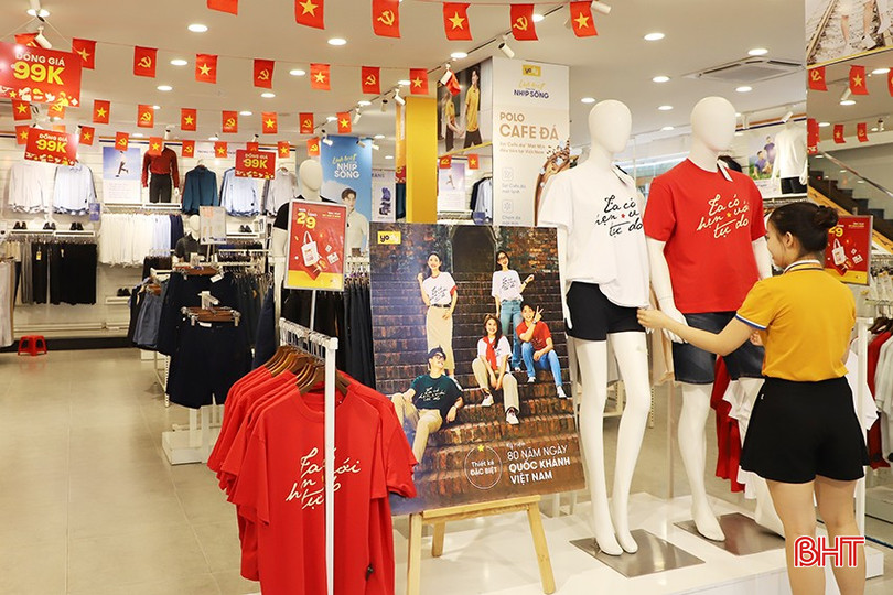 Cửa hàng thời trang Yody (đường Trần Phú, phường Thành Sen) chạy chương trình "Đại lễ tự do", đồng giá nhiều mặt hàng quần áo. Ngoài ra, khách hàng khi mua áo thun thiết kế nhân dịp 2/9 sẽ được nhận thêm quà tặng.