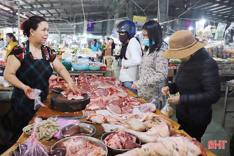 Trung bình mỗi ngày bà Lê Thị Thủy bán 2 - 3 tạ thịt lợn.