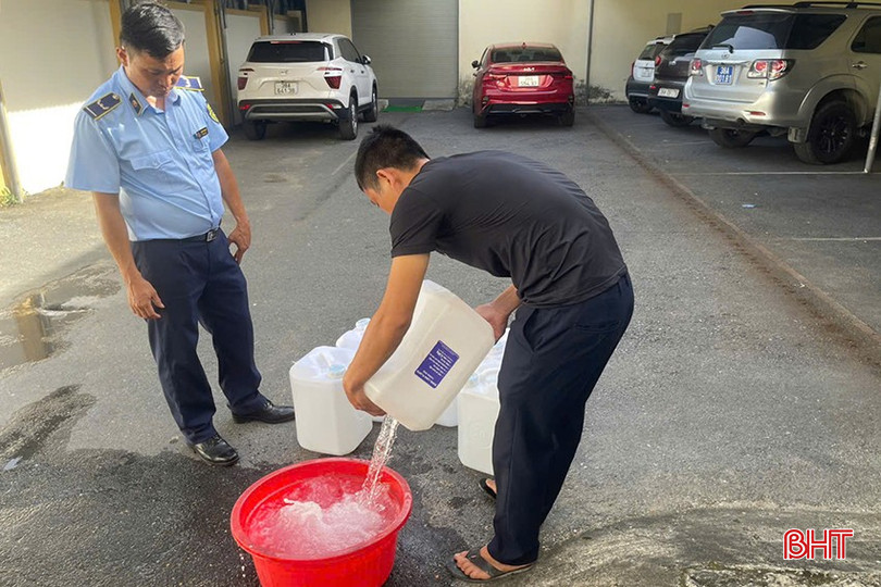 Lực lượng quản lý thị trường giám sát tiêu hủy 120 lít rượu trắng không rõ nguồn gốc.