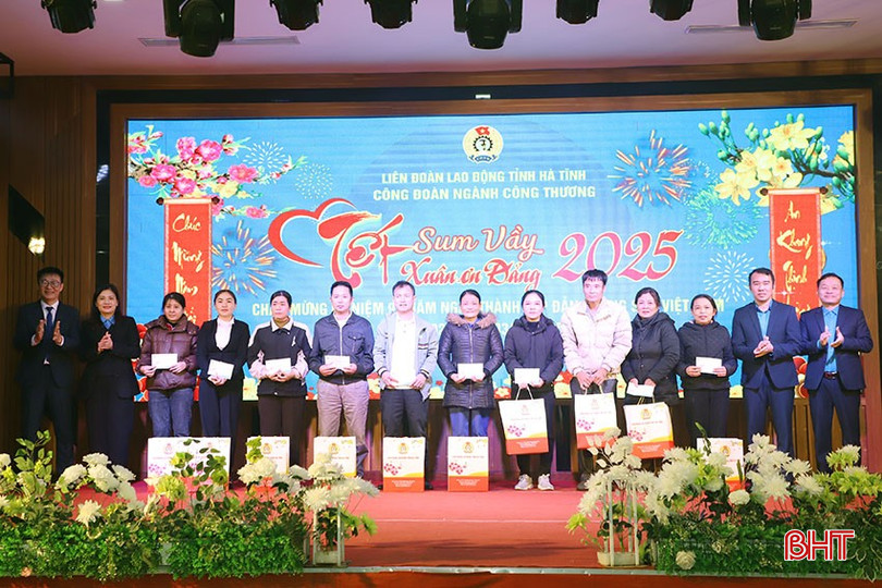 Công đoàn ngành Công thương trao 140 suất quà tại chương trình “Tết sum vầy – Xuân ơn Đảng”.