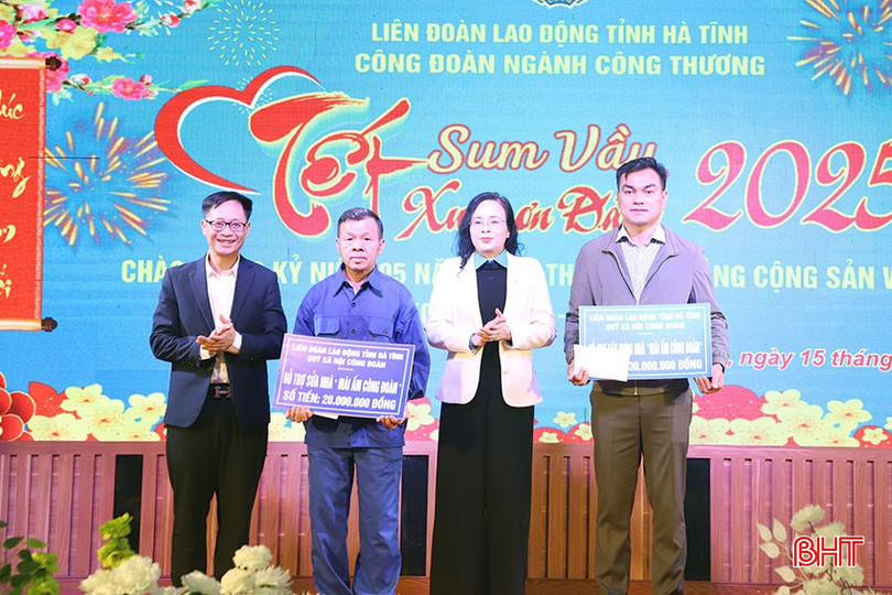 Lãnh đạo Liên đoàn Lao động tỉnh và Sở Công thương trao biểu trưng hỗ trợ "mái ấm công đoàn".