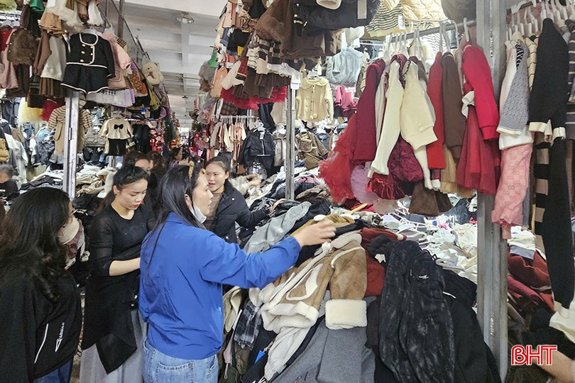 Trời trở lạnh nên nhu cầu mua sắm quần áo ấm của người dân tăng cao.