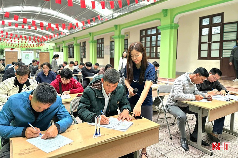 Tham gia phiên giao dịch, người lao động sẽ được tư vấn, giới thiệu việc làm tại các doanh nghiệp uy tín. Trong ảnh: Phiên tuyển dụng lao động của VinFast Hà Tĩnh vào ngày 12/2/2026.