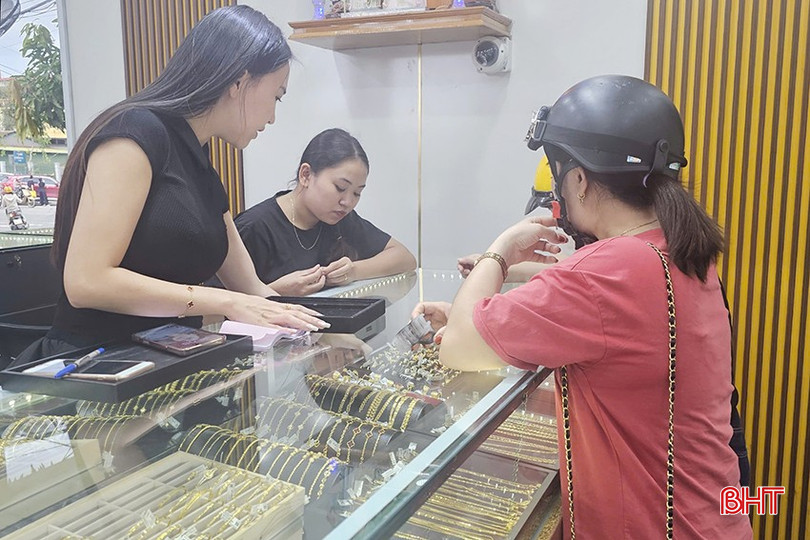 Giá vàng tại Hà Tĩnh biến động giảm mạnh trong ngày 28/10 theo đà giảm của thế giới.