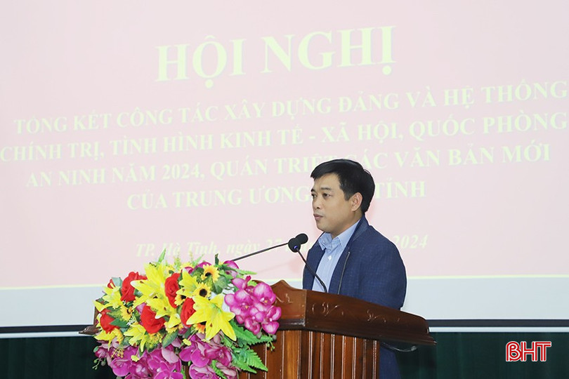 Ông Phạm Văn Đức - Bí thư Đảng ủy phường Hà Huy Tập tham luận với chủ đề thực hiện các phong trào thi đua dân vận khéo.