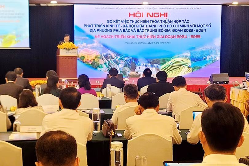 106530-dong-chi-pho-chu-tich-ubnd-tinh-nguyen-duc-vuong-phat-bieu-tai-hoi-nghi-16512502-1567.jpg