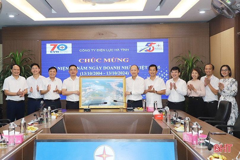 Đoàn chúc mừng Công ty Điện lực Hà Tĩnh.
