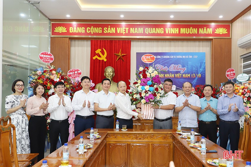 Đoàn chúc mừng Tổng Công ty Khoáng sản và Thương mại Hà Tĩnh.