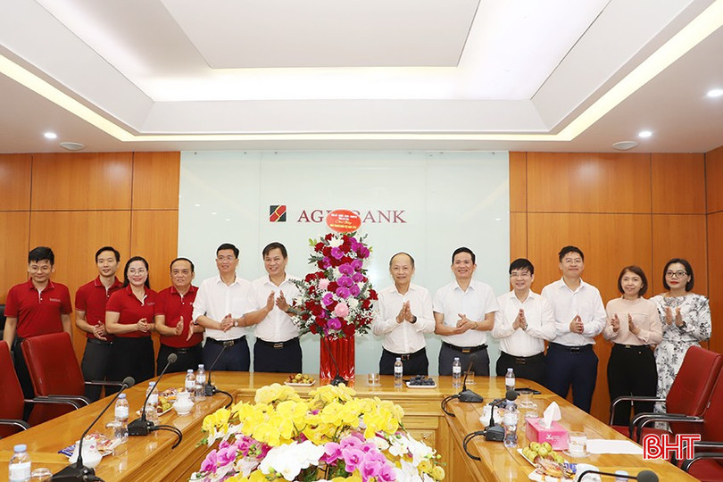 Đoàn tặng hoa chúc mừng Agribank Chi nhánh Hà Tĩnh.