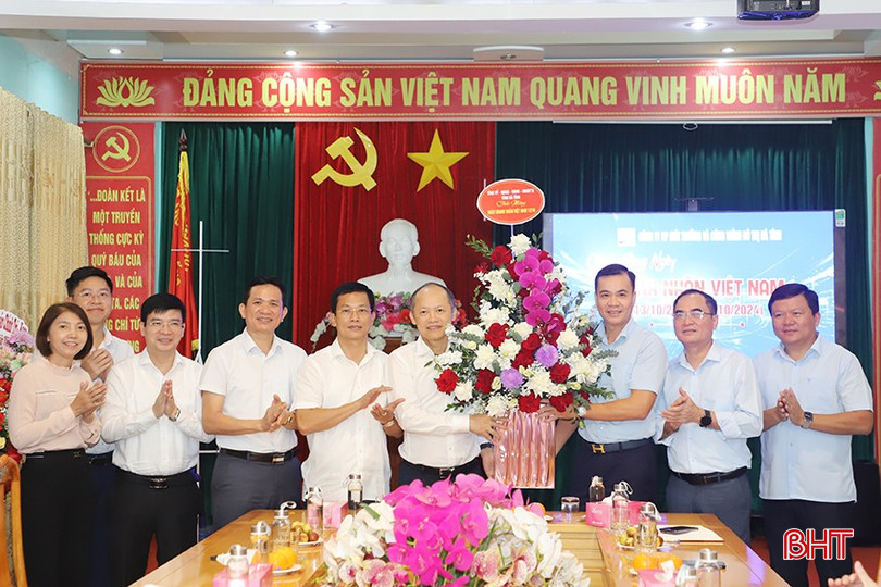 Đoàn chúc mừng Công ty CP Môi trường và Công trình đô thị Hà Tĩnh.