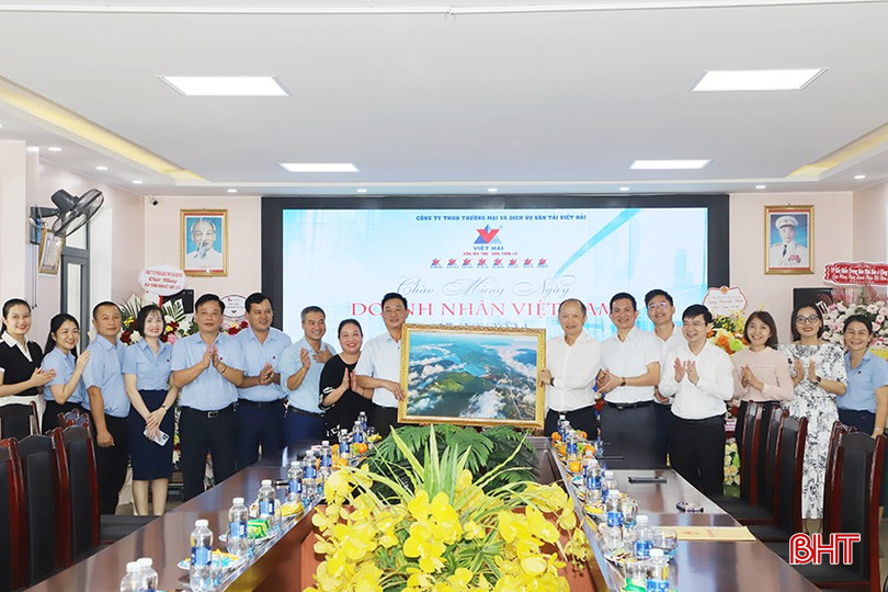 Đoàn chúc mừng Công ty TNHH Thương mại và Dịch vụ vận tải Viết Hải.