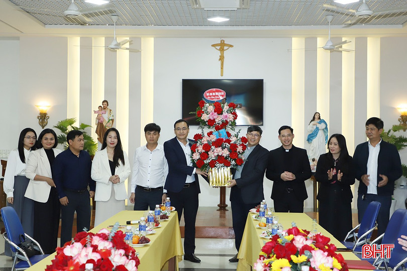 Phó Trưởng ban Tuyên giáo và Dân vận Tỉnh ủy Nguyễn Đình Dũng và đoàn công tác chúc mừng Giáng sinh giáo xứ Trung Nghĩa.