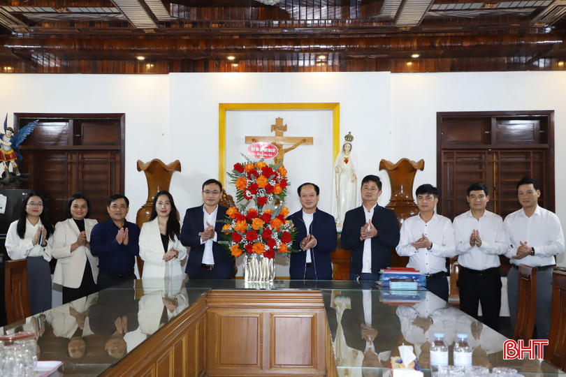 Phó Trưởng ban Tuyên giáo và Dân vận Tỉnh ủy Nguyễn Đình Dũng và đoàn công tác chúc mừng Giáng sinh giáo xứ Tân Vĩnh.