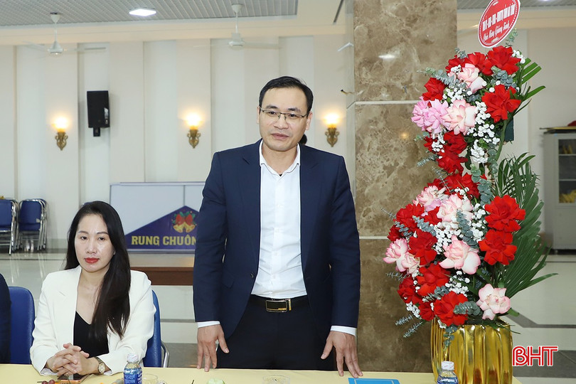 Phó Trưởng ban Tuyên giáo và Dân vận Tỉnh ủy Nguyễn Đình Dũng thông tin về tình hình kinh tế - xã hội của tỉnh.