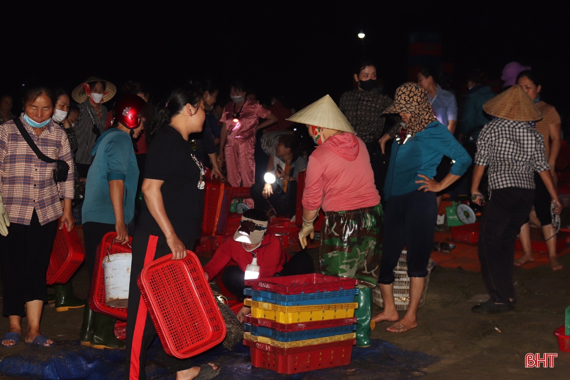 Chợ cá Cồn Gò nhộn nhịp sáng cuối tuần