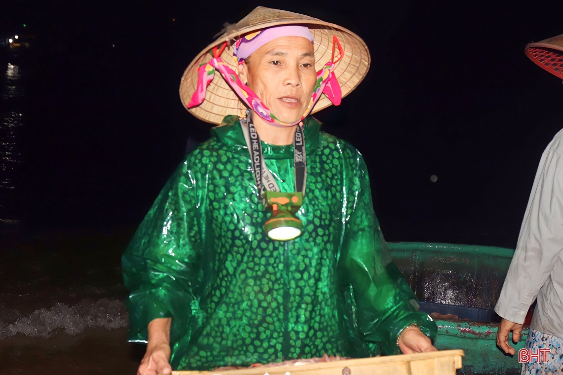Chợ cá Cồn Gò nhộn nhịp sáng cuối tuần