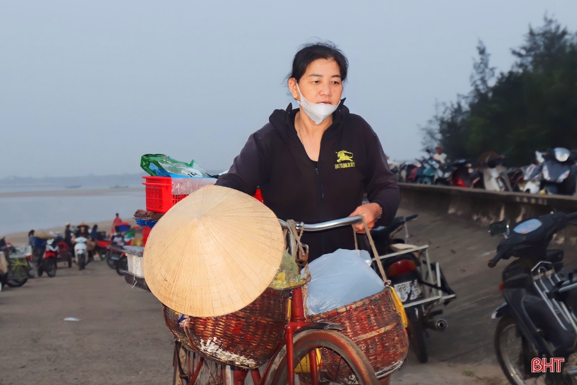 Chợ cá Cồn Gò nhộn nhịp sáng cuối tuần