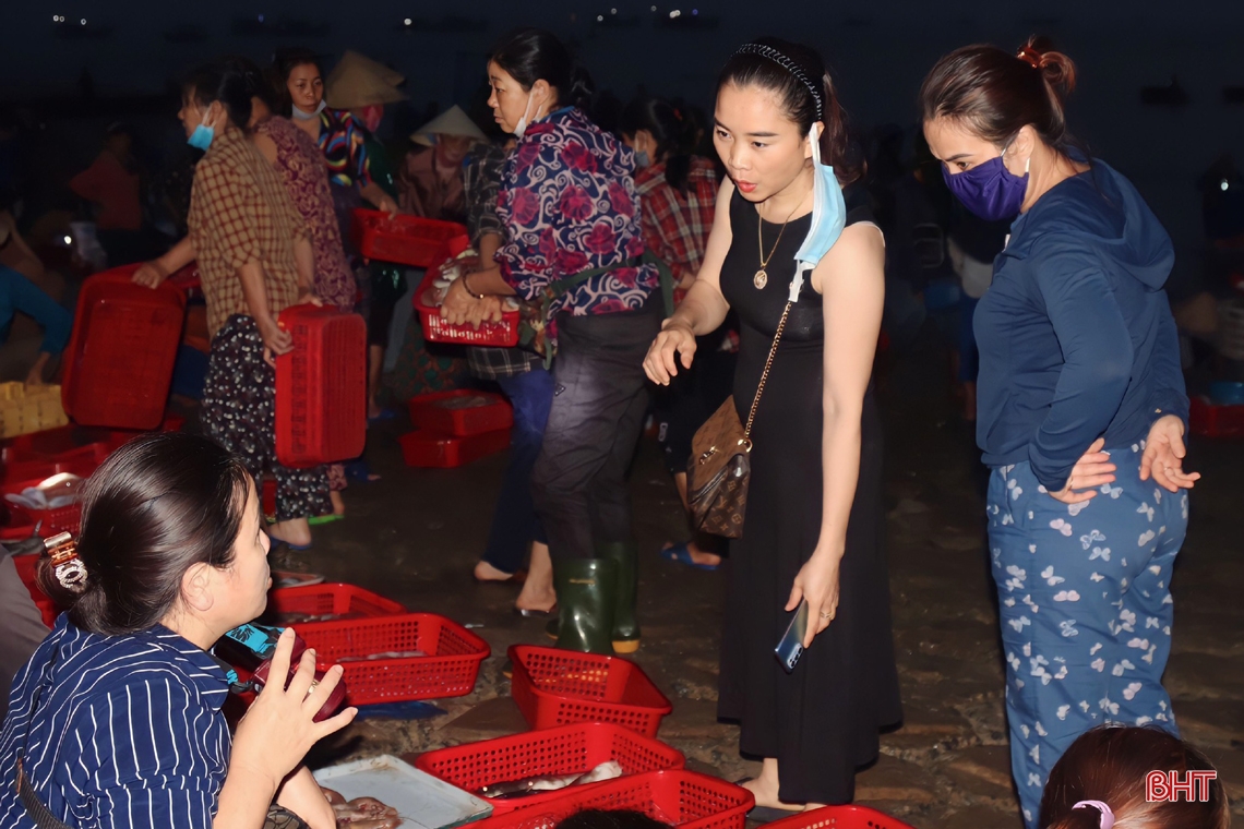 Chợ cá Cồn Gò nhộn nhịp sáng cuối tuần
