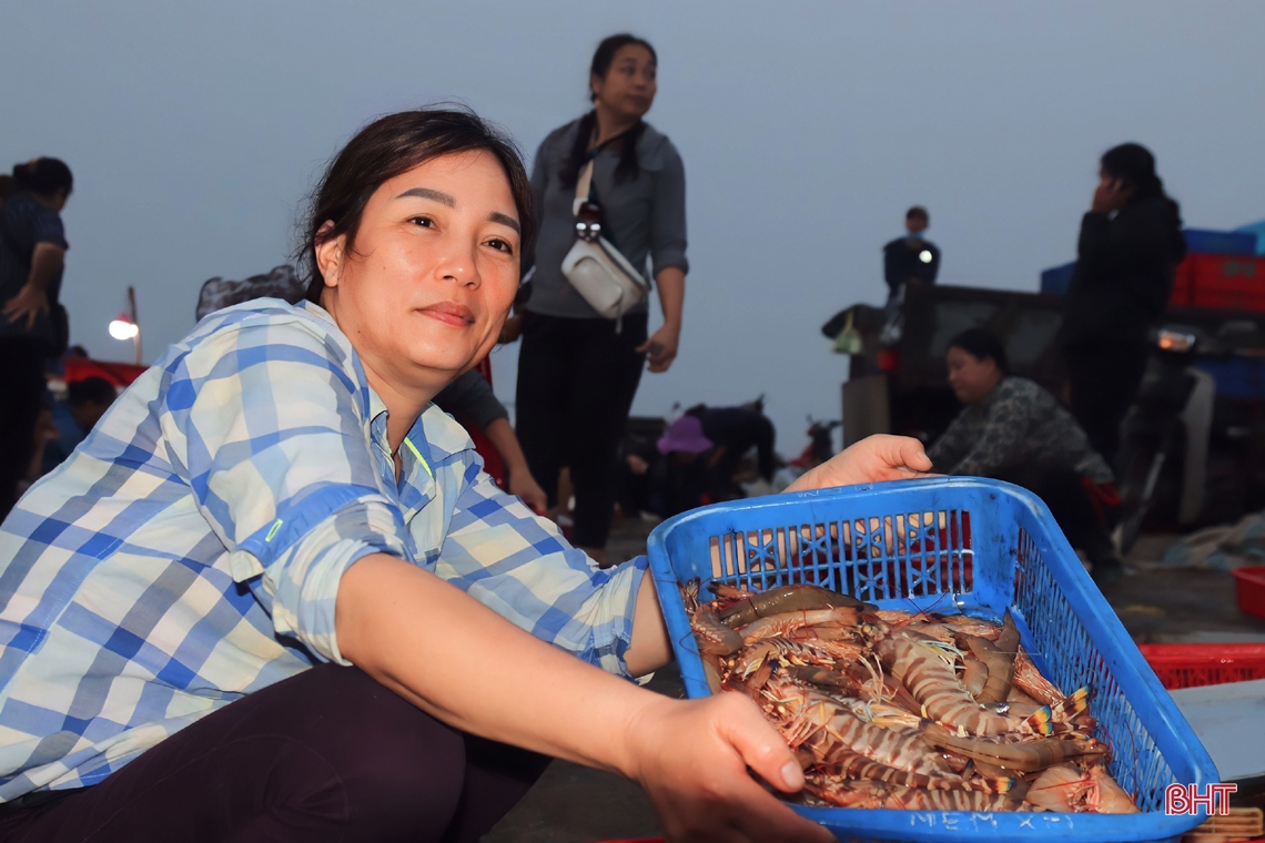 Chợ cá Cồn Gò nhộn nhịp sáng cuối tuần