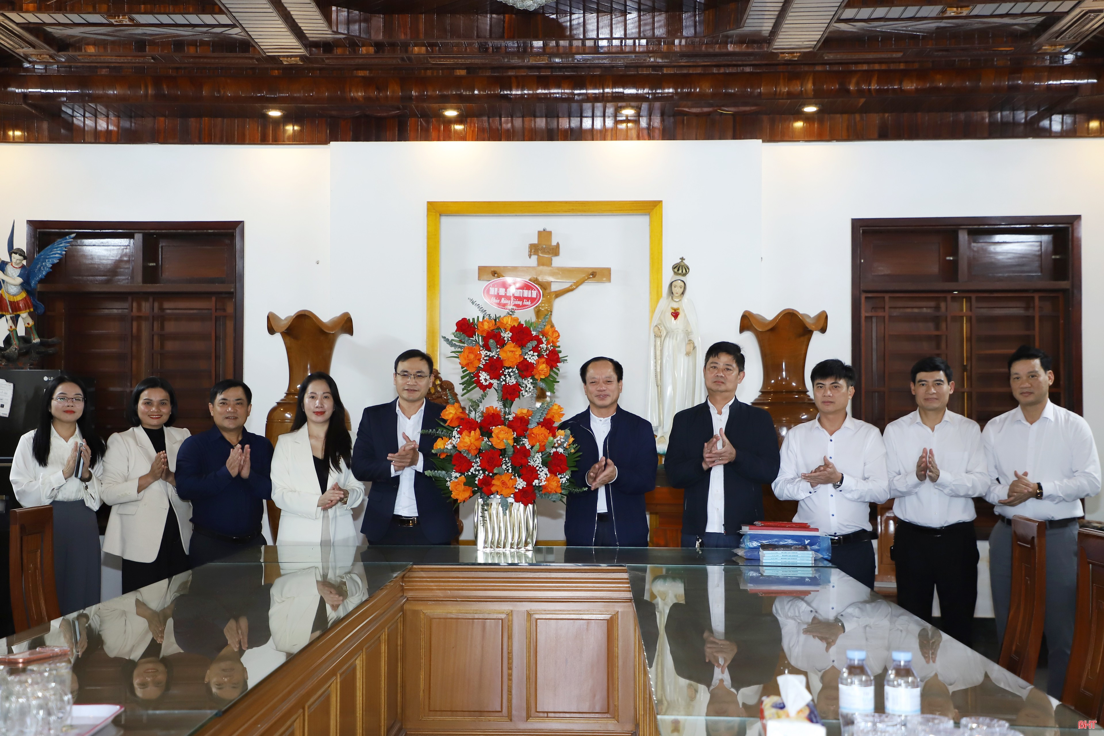 Phó Trưởng ban Tuyên giáo và Dân vận Tỉnh ủy Nguyễn Đình Dũng và đoàn công tác chúc mừng Giáng sinh giáo xứ Tân Vĩnh.