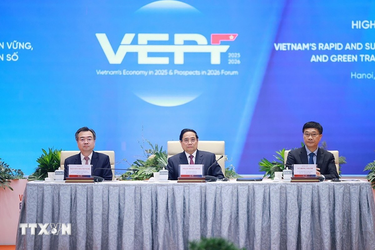 Thủ tướng Chính phủ Phạm Minh Chính, Phó Chủ tịch Quốc hội Vũ Hồng Thanh và Trưởng ban Chính sách Chiến lược Trung ương Nguyễn Thanh Nghị chủ trì Diễn đàn Kinh tế Việt Nam 2025, triển vọng 2026. Ảnh: Dương Giang/TTXVN.