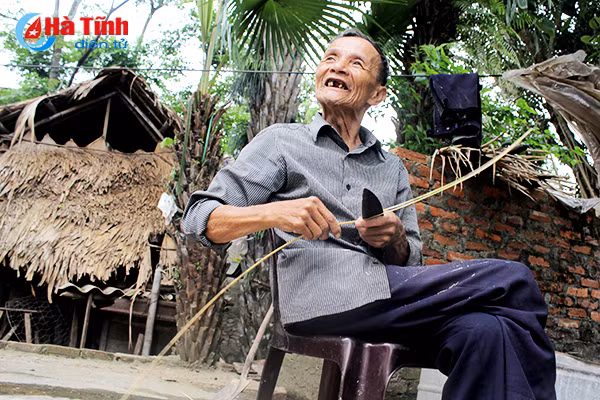 Photo: Độc đáo nghề chằm áo tơi ở Hà Tĩnh
